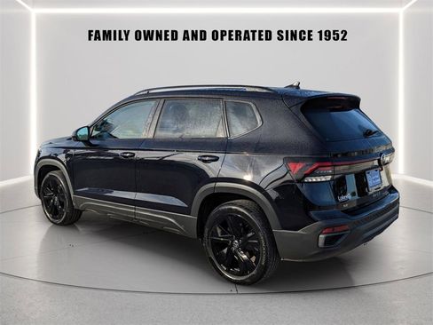 Certified 2025 Volkswagen Taos SE image 4