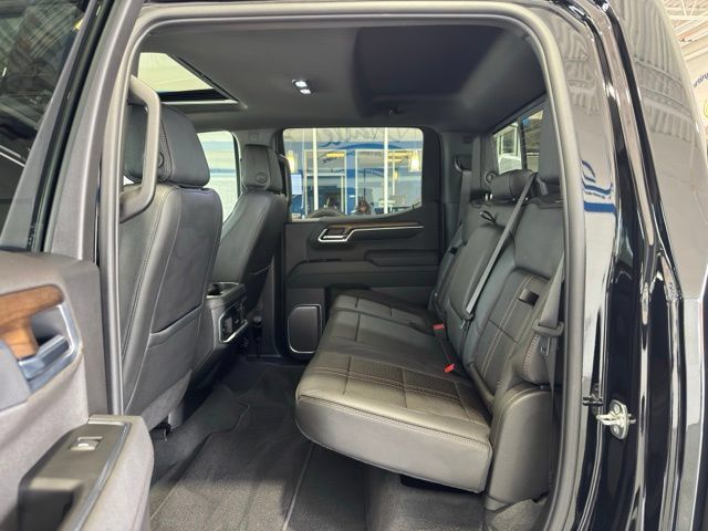 Used 2025 Chevrolet Silverado 1500 High Country w/ Midnight Edition AWD/4WD image 9