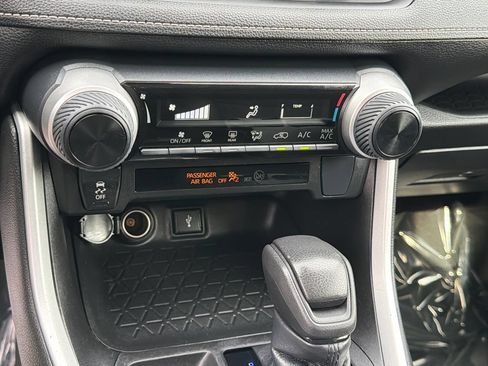 Used 2022 Toyota RAV4 LE FWD image 25