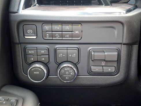 New 2026 Chevrolet Suburban Premier w/ Sun And Tow Package AWD/4WD image 17