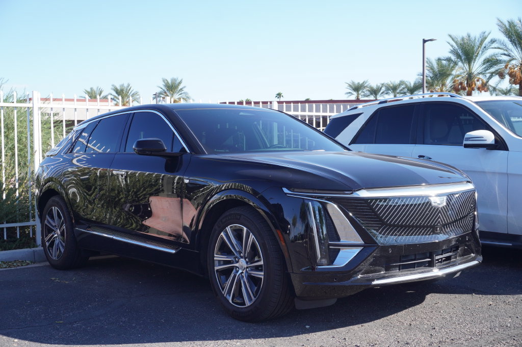 Used 2024 Cadillac Lyriq Luxury AWD/4WD image 3