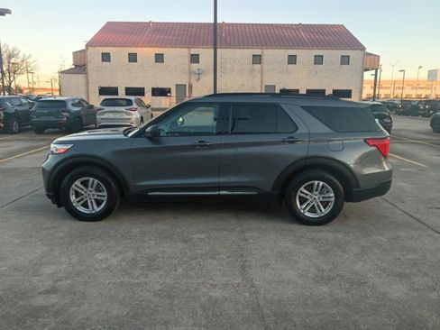 Used 2024 Ford Explorer XLT w/ Equipment Group 202A image 4