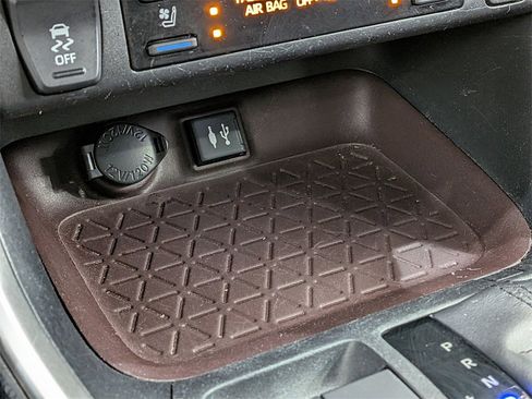 Used 2019 Toyota RAV4 Limited image 25