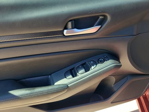 Used 2024 Nissan Altima 2.5 SV image 14