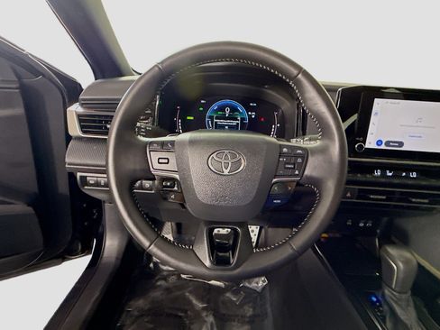 Used 2025 Toyota Camry SE FWD image 13