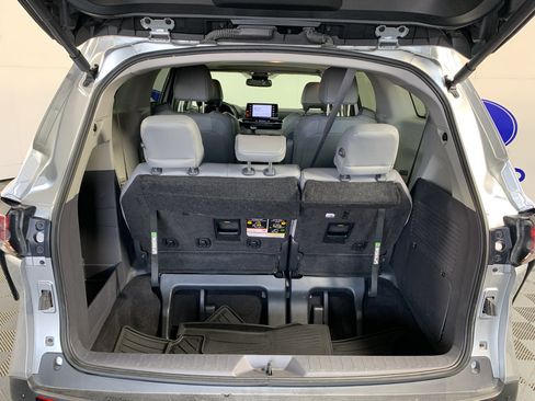 Used 2023 Toyota Sienna XLE FWD image 32