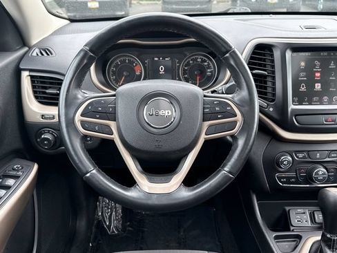 Used 2017 Jeep Cherokee Latitude w/ Comfort/Convenience Group FWD image 9