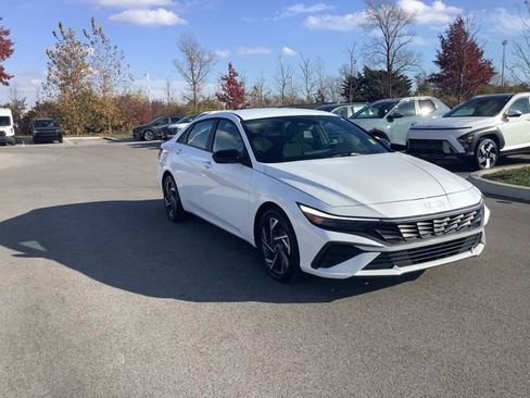 Certified 2025 Hyundai Elantra SEL image 3