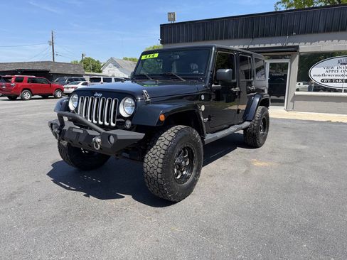 Used 2016 Jeep Wrangler Unlimited Sahara w/ Connectivity Group AWD/4WD image 28