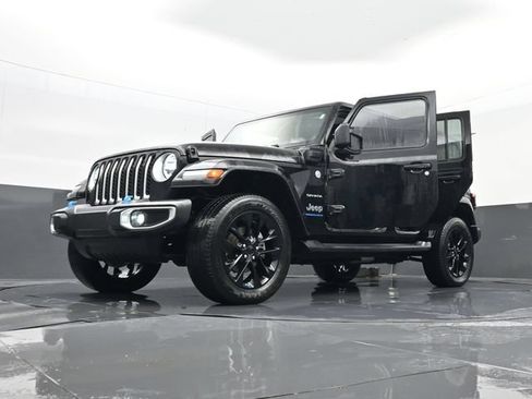 Used 2020 Jeep Wrangler Unlimited Sahara w/ Dual Top Group AWD/4WD image 36
