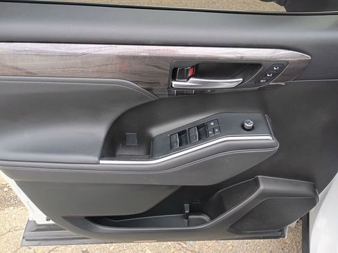 Used 2021 Toyota Highlander XLE image 10