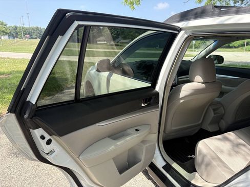 Used 2014 Subaru Outback 2.5i Premium w/ Moonroof Package AWD/4WD image 24