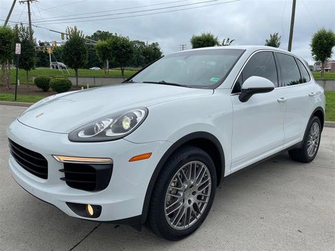 Used 2015 Porsche Cayenne S image 2