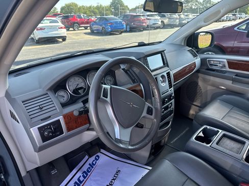 Used 2009 Chrysler Town & Country Touring FWD image 6