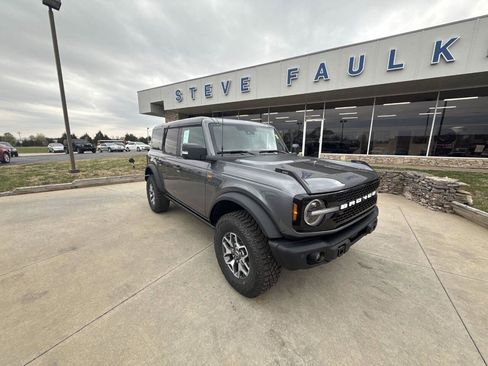 New 2025 Ford Bronco Badlands image 2