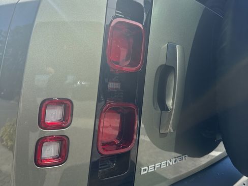 Used 2025 Land Rover Defender 110 S image 17