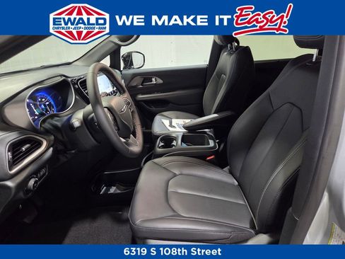 New 2026 Chrysler Pacifica Select image 5