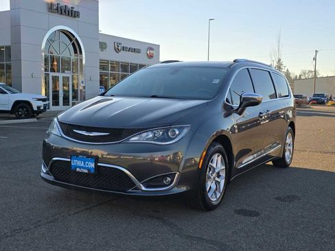 Used 2020 Chrysler Pacifica Limited image 1