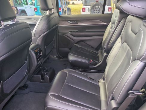 Used 2023 Jeep Grand Cherokee L Limited w/ Black Appearance Package image 23