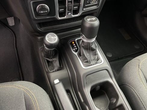 Used 2025 Jeep Wrangler Unlimited Sahara AWD/4WD image 17