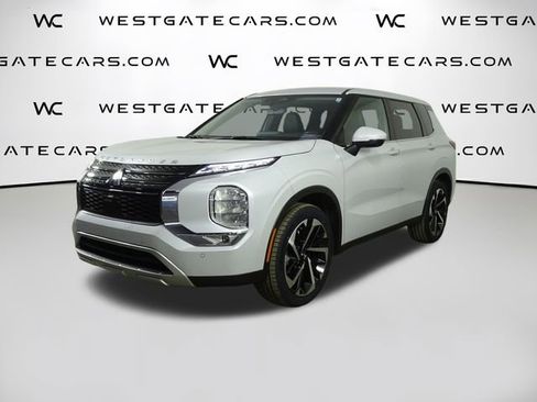Used 2024 Mitsubishi Outlander SE image 1