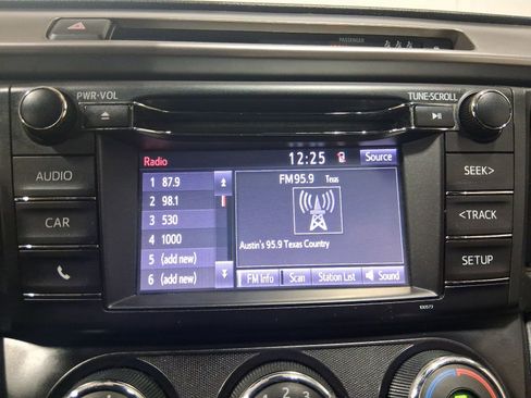 Used 2018 Toyota RAV4 LE FWD image 25