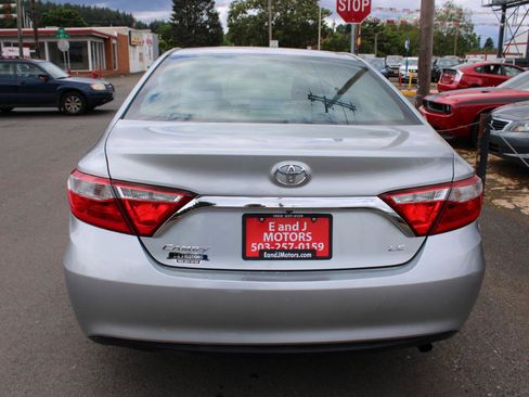Used 2015 Toyota Camry LE FWD image 5