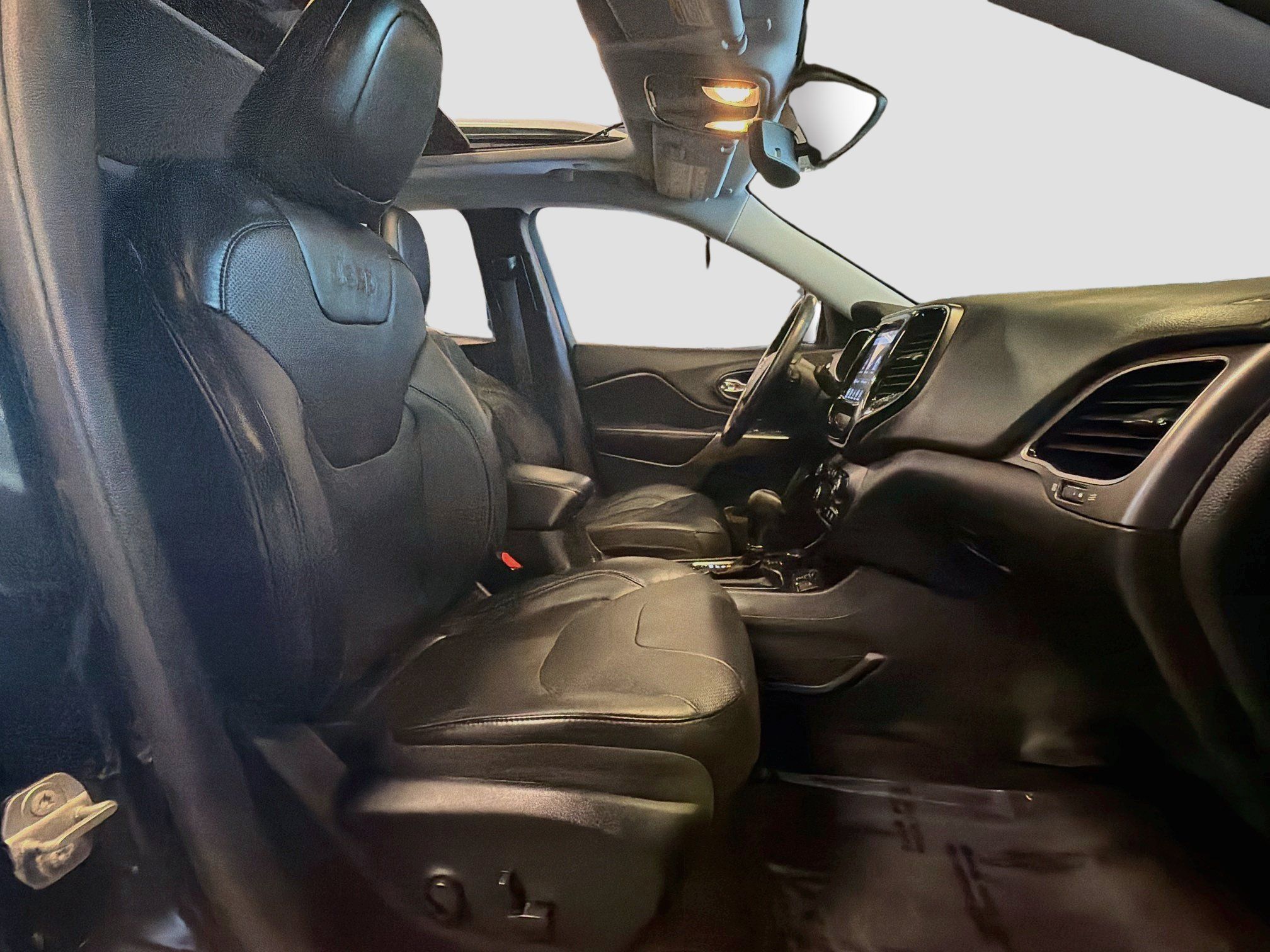 Used 2019 Jeep Cherokee Limited AWD/4WD image 33