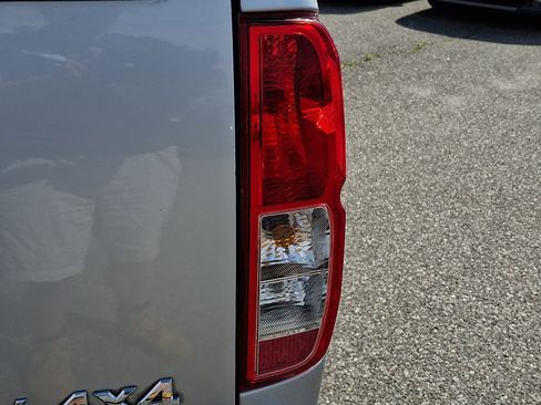 Used 2013 Nissan Frontier SV AWD/4WD image 9
