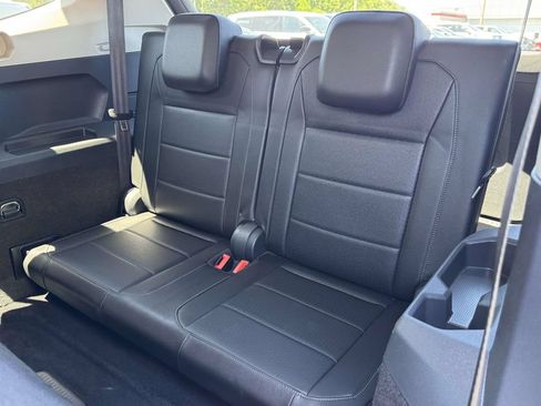 Used 2018 Volkswagen Tiguan SE FWD image 17