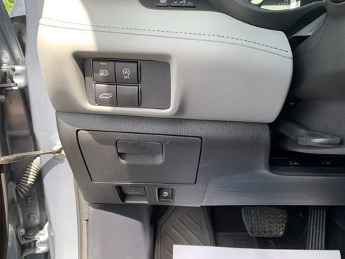 Used 2024 Toyota Highlander XLE AWD/4WD image 31