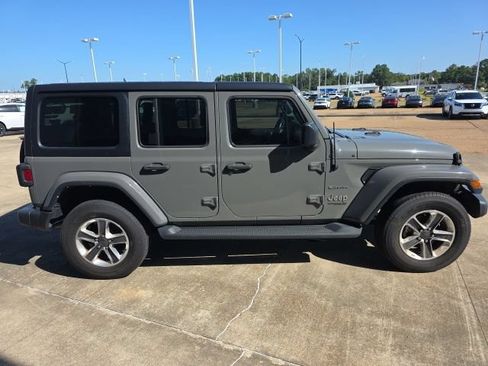 Used 2022 Jeep Wrangler Unlimited Sahara AWD/4WD image 10