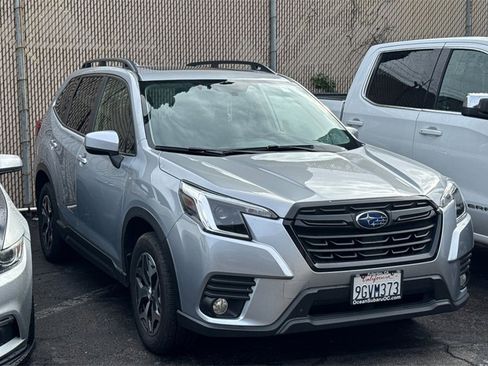 Used 2023 Subaru Forester Premium image 2