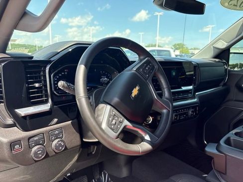 Used 2025 Chevrolet Silverado 1500 LT AWD/4WD image 17