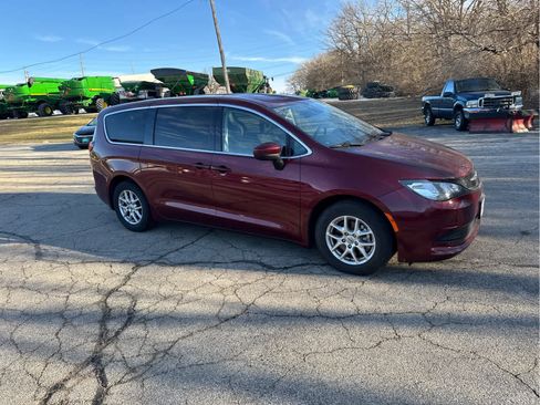 Used 2023 Chrysler Voyager LX image 8