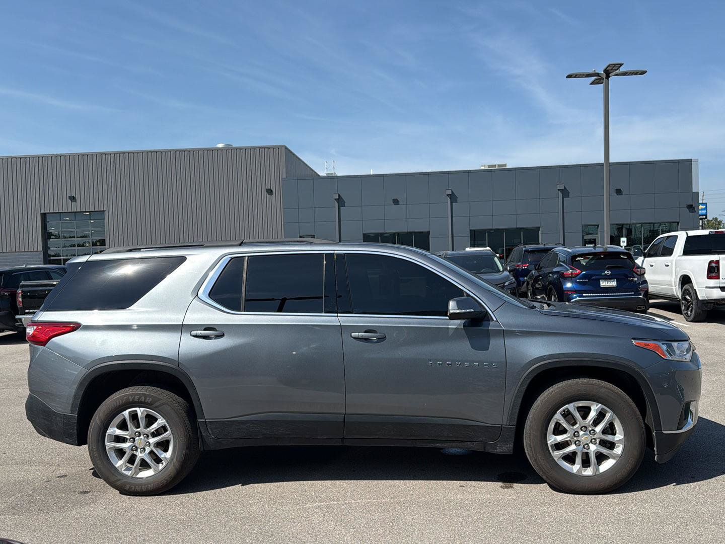 Used 2021 Chevrolet Traverse LT FWD image 2