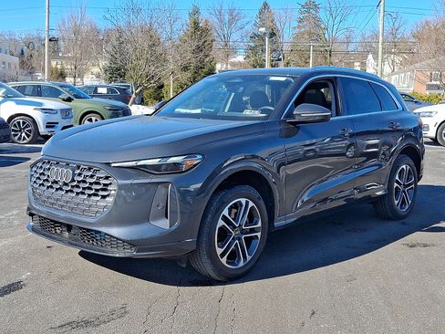 Used 2025 Audi Q5 Premium w/ Convenience Package image 3