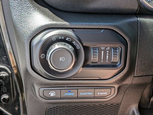 Used 2022 Jeep Wrangler Unlimited Sahara AWD/4WD image 15