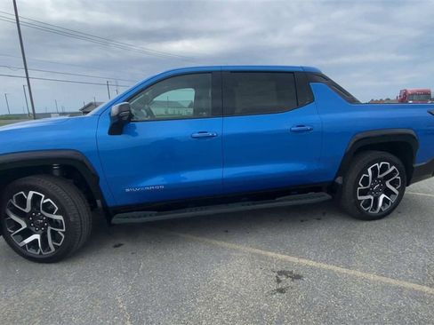 New 2025 Chevrolet Silverado EV RST image 5