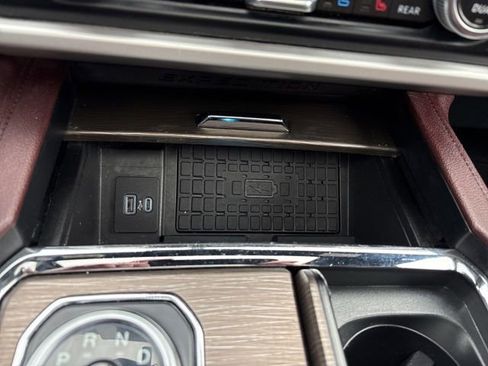 Used 2024 Ford Expedition Limited image 31
