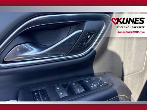 Used 2023 Chevrolet Suburban Premier image 9