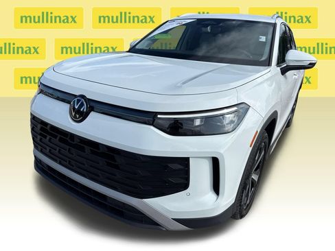 Used 2025 Volkswagen Tiguan SE FWD image 10
