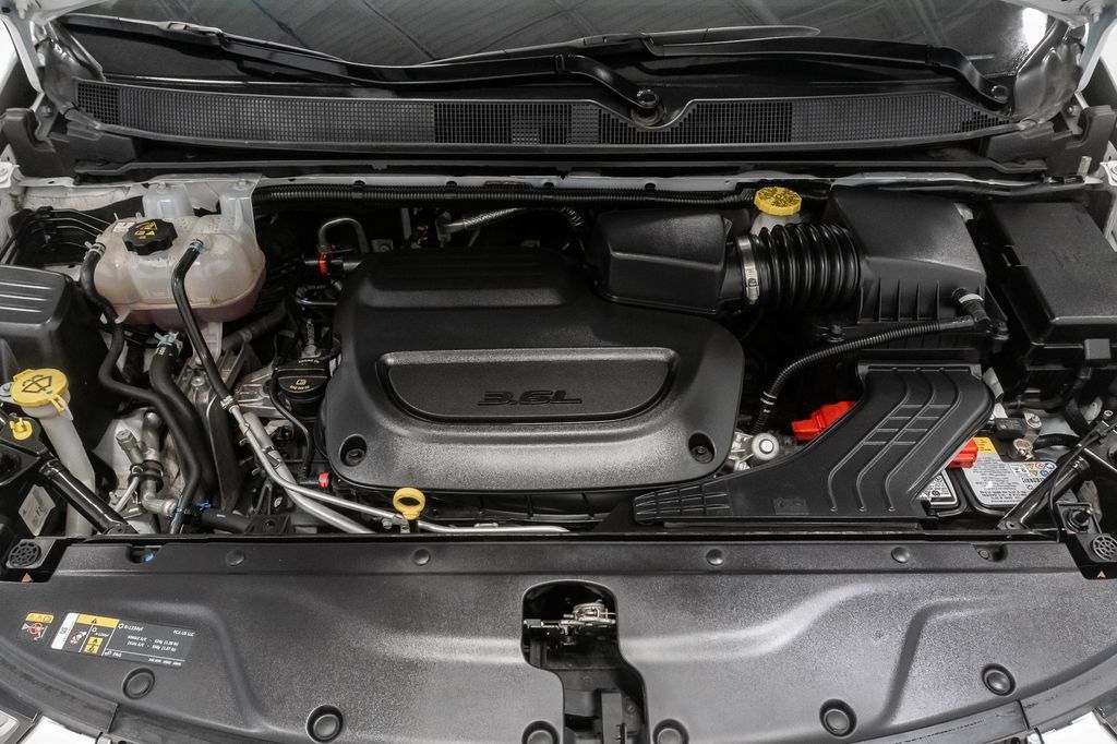 Certified 2024 Chrysler Pacifica Touring-L FWD image 3