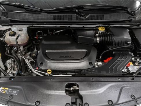 Certified 2024 Chrysler Pacifica Touring-L FWD image 3