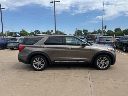 Used 2021 Ford Explorer Limited w/ Equipment Group 301A RWD image 3