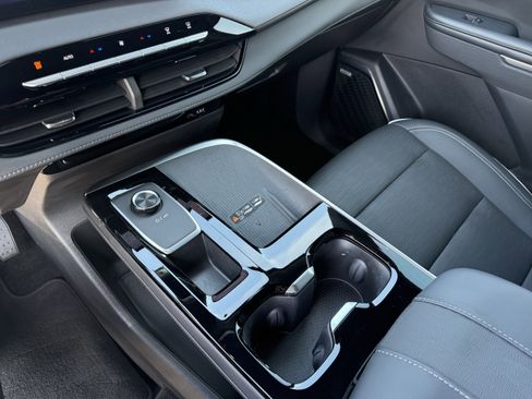 Used 2025 Buick Enclave Sport Touring w/ Power Package image 20