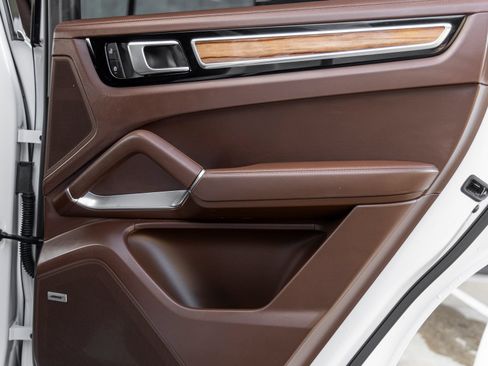 Certified 2023 Porsche Cayenne Turbo AWD/4WD image 40