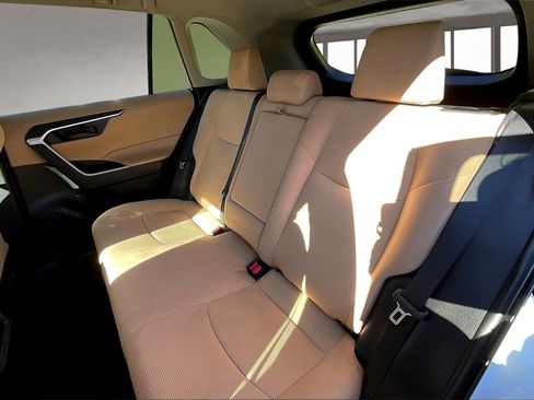 Used 2021 Toyota RAV4 LE image 19