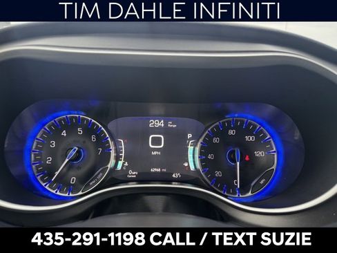 Used 2023 Chrysler Pacifica Touring-L image 3