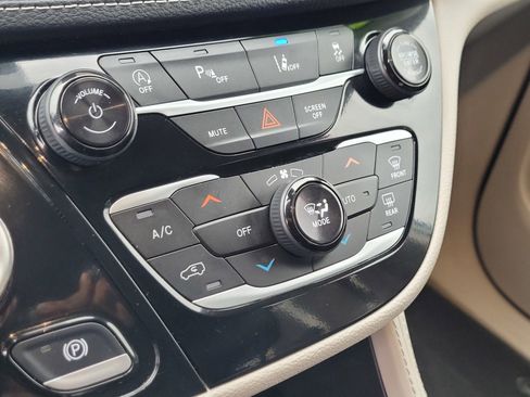 Used 2024 Chrysler Pacifica Limited FWD image 20